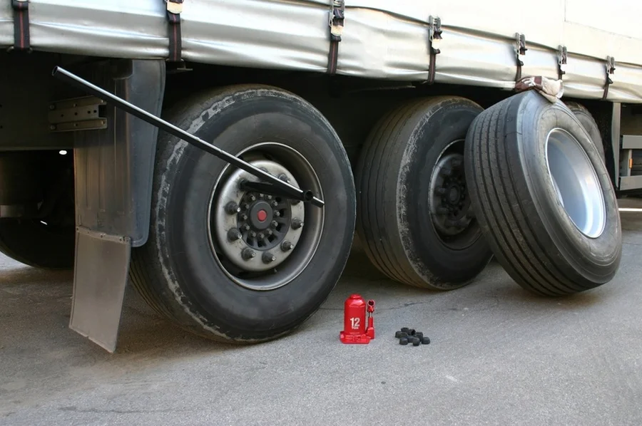How Tire Changing Services Improve Roadside Safety in Atlanta, GA How Tire Changing Services Improve Roadside Safety in Atlanta, GA