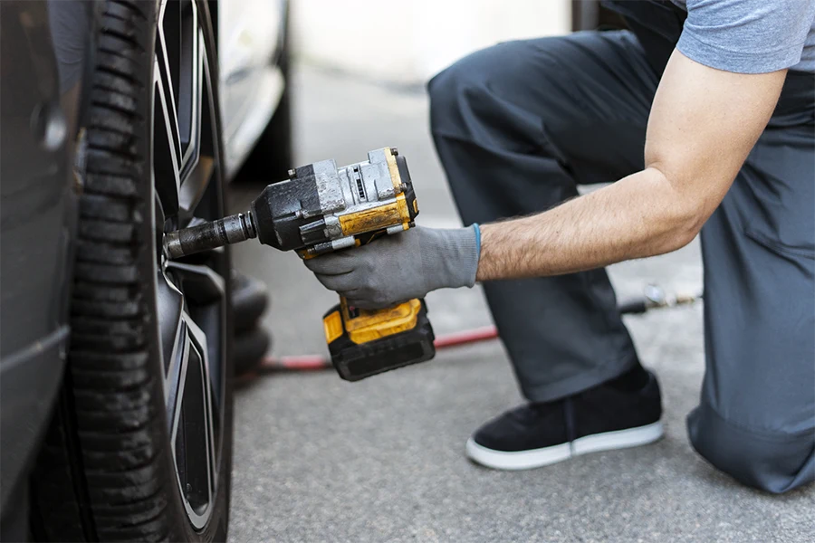 Signs You Need Professional Tire Changing Help Atlanta, GA Signs You Need Professional Tire Changing Help Atlanta, GA